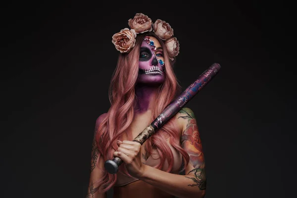 Estudio Modelo Femenino Atractivo Con Maquillaje Corona Rosas Holding Club — Foto de Stock