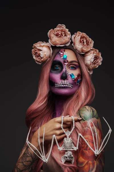 Retrato Mujer Malvada Estilo Halloween Con Maquillaje Esqueleto Murciélago Sobre — Foto de Stock