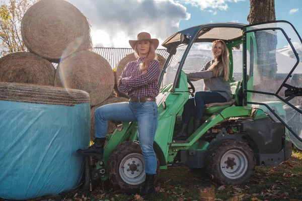 Retrato Dos Mujeres Agricultoras Con Vehículo Alrededor Rollos Heno Cerca — Foto de Stock