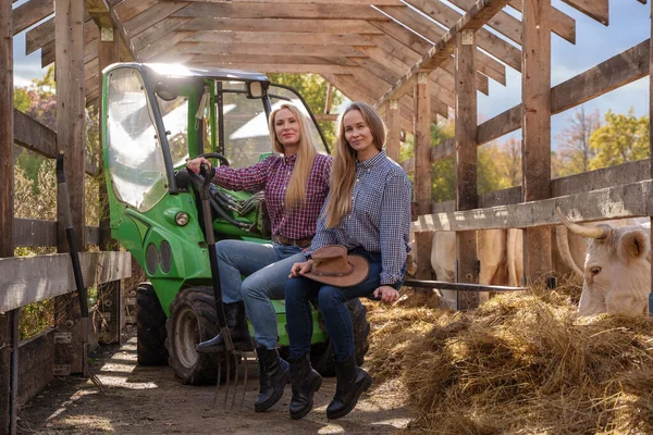 Portrait Deux Agricultrices Posant Sur Véhicule Agricole Autour Foin Dans — Photo