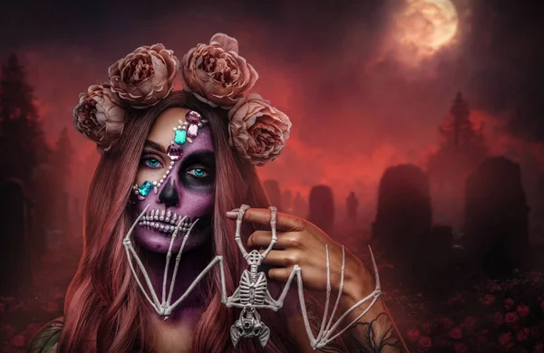 Porträtt Halloween Stil Ond Kvinna Med Makeup Och Bat Skelett — Stockfoto