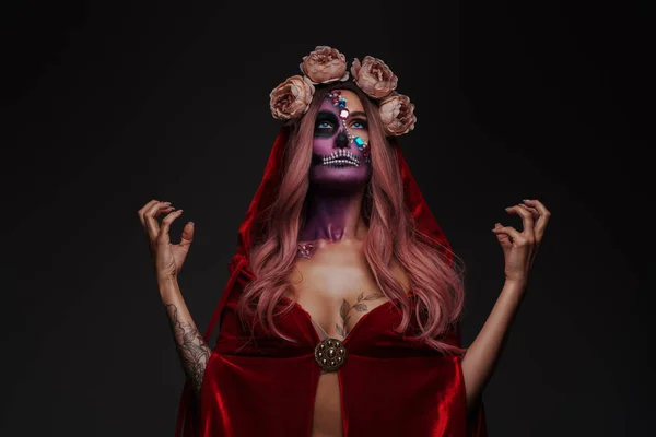 Strzał Przerażającej Kobiety Demon Makijażem Ubrany Czerwony Płaszcz Wieniec Róż — Zdjęcie stockowe