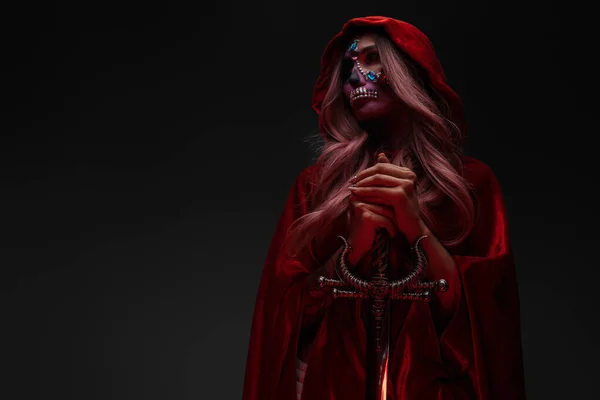 Prise Vue Modèle Féminin Avec Muertos Maquillage Habillé Cape Rouge — Photo