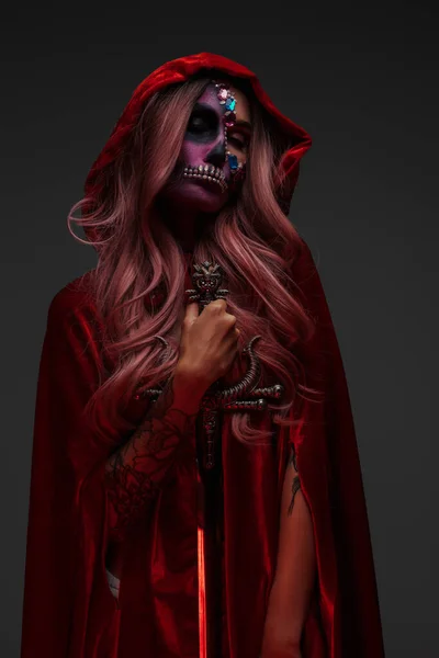 Portrét Strašidelné Čarodějnice Mečem Oblečený Červeném Plášti Tmavém Pozadí — Stock fotografie