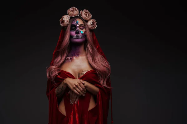 Retrato Hermoso Demonio Femenino Con Corona Rosas Capa Roja — Foto de Stock