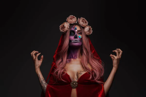 Skjuten Skräckinjagande Demon Kvinna Med Makeup Klädd Röd Mantel Och — Stockfoto