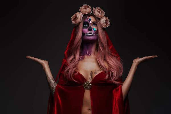 Kırmızı Pelerinli Makyajlı Cazibeli Şeytan Kadın — Stok fotoğraf