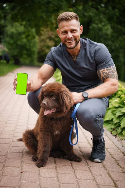 Tiro Hombre Sonriente Caminando Con Mascota Canina Parque Día Soleado —  Fotos de Stock