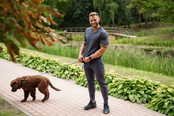 Shot Perrito Esponjoso Con Dueño Masculino Caminando Juntos Parque Verano —  Fotos de Stock