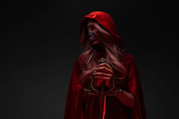 Γυναικείο Μοντέλο Muertos Μακιγιάζ Ντυμένο Κόκκινη Κάπα Για Rapier — Φωτογραφία Αρχείου