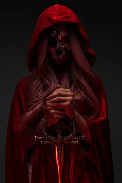 Karanlık Arka Planda Kırmızı Pelerinli Korkunç Cadı Portresi — Stok fotoğraf