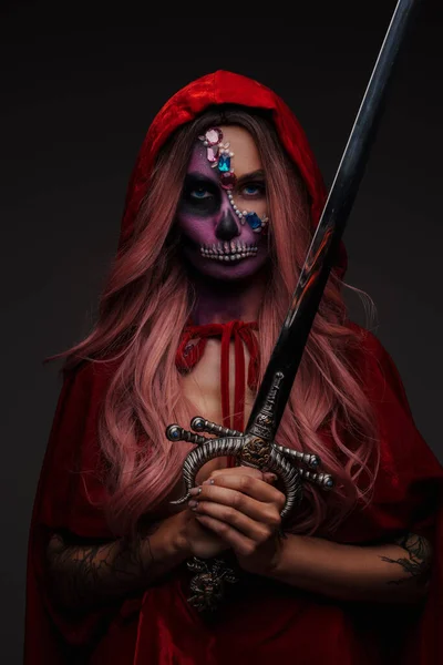 穿着红色斗篷拿着剑 化装的时髦巫婆开枪射击 — 图库照片