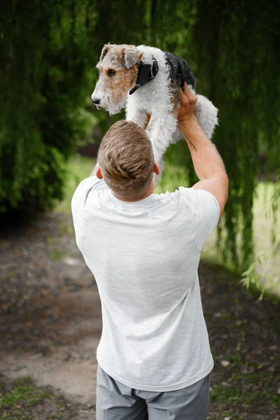 图片说明周末快乐的主人带着他可爱的小狗在大自然中的形象 — 图库照片