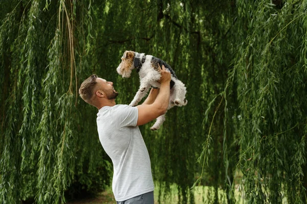 楽しいです男ペット所有者とともに彼の美しい犬とともに自然で週末 — ストック写真