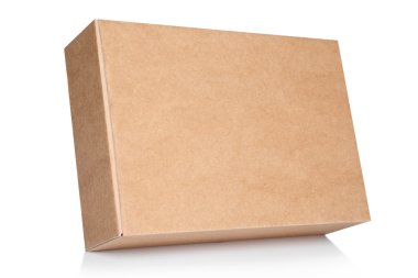 Beyaz arkaplanda karton kutu