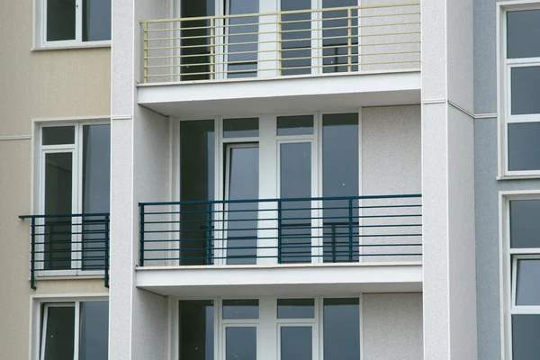 modern binanın balkonunda paslanmaz çelik