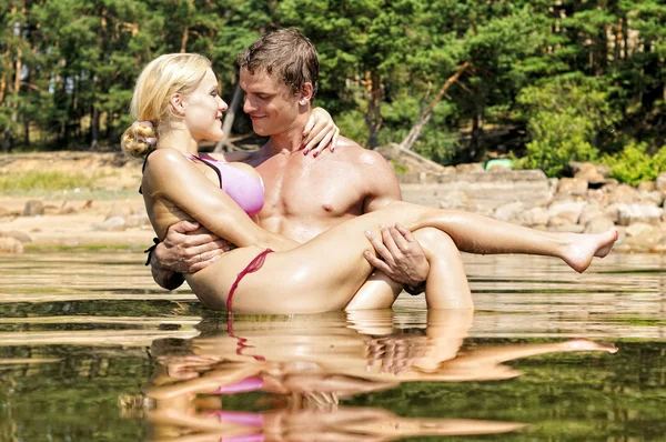 Mooie man en vrouw met op het strand. — Stockfoto