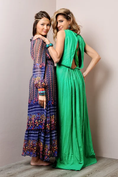 Két gyönyörű nő, hosszú ruhák. — Stock Fotó