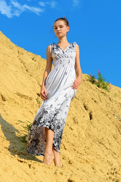 Beautiful woman posing at the sand place. — Stock Photo, Image