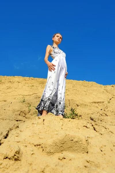 Mulher bonita posando no lugar de areia . — Fotografia de Stock