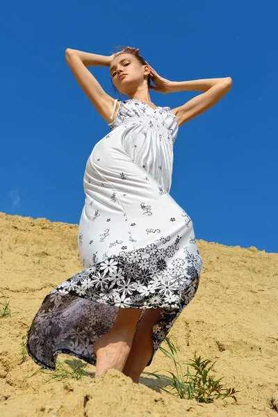 Vacker kvinna poserar på sand plats. — Stockfoto