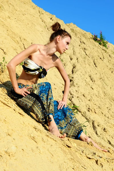 Piękna kobieta siedziała na piasku — Zdjęcie stockowe