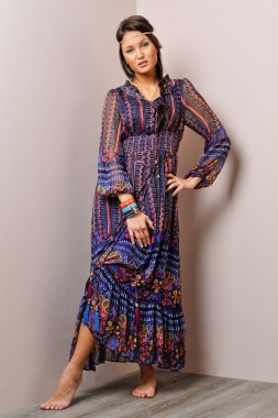 uzun mavi elbiseli güzel yalınayak kadın.