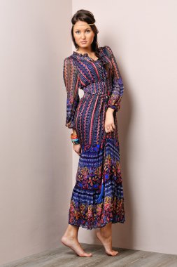 uzun mavi elbiseli güzel yalınayak kadın.