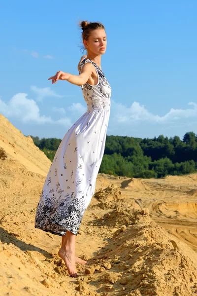 Beautiful woman posing at the sand place. — Stock Photo, Image