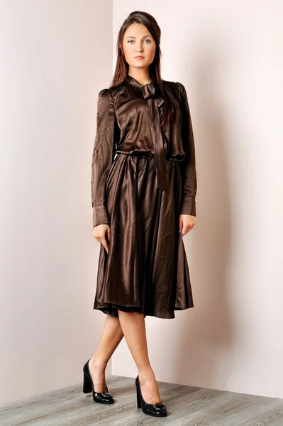 Vacker kvinna i brun klänning. — Stockfoto