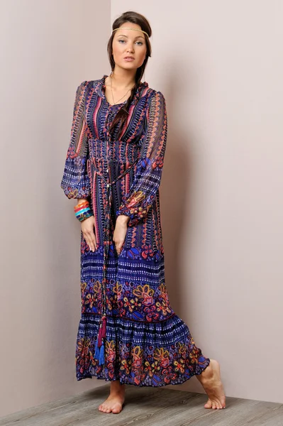 uzun mavi elbiseli güzel yalınayak kadın.