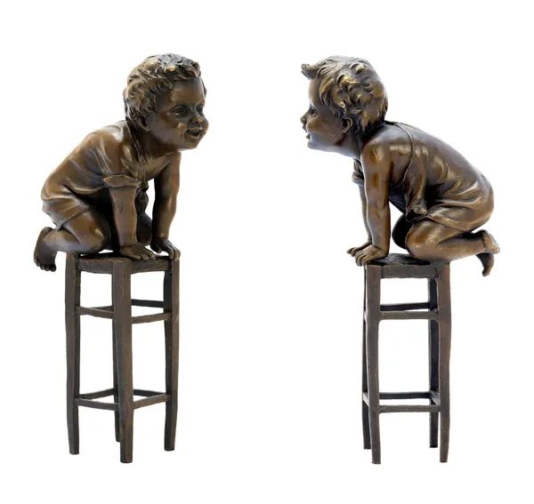 Figurine en bronze antique représentant un garçon assis sur un tabouret . — Photo
