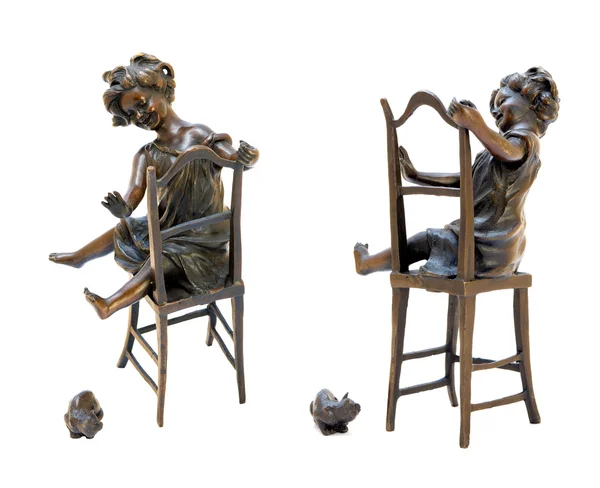 Antik bronz heykel resmeden bir sandalyede oturan bir kız ve — Stok fotoğraf