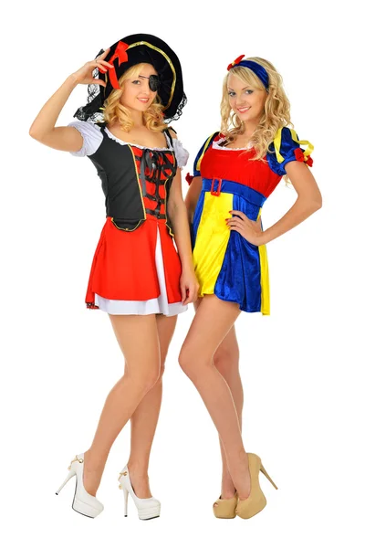 Twee vrouwen in carnaval kostuums van de piraat en witte sneeuw. — Stockfoto
