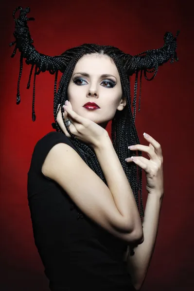Belle femme en costume de carnaval. forme de sorcière avec cornes . — Photo