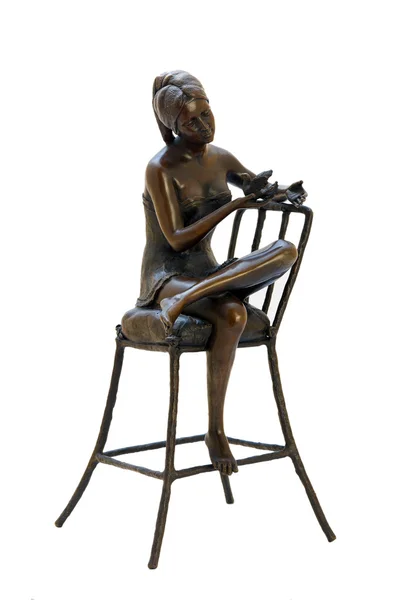 Figurine antique en bronze de femme nue assise sur la chaise . — Photo