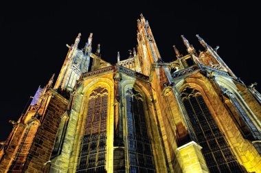 Prag. Karanlığın içinde St. vitus Katedrali.