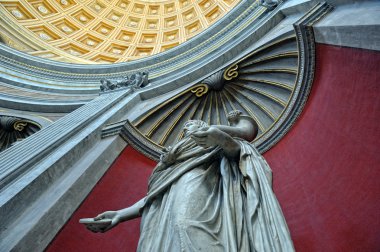 Vatikan Müzesi'nde heykeller.