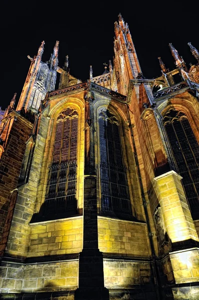 Praga. Catedral de San Vito en la oscuridad . — Foto de Stock