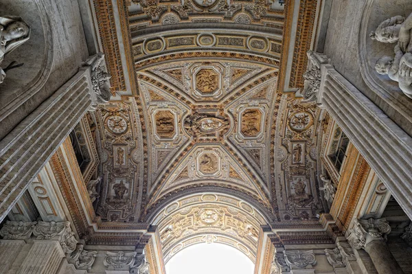 Dak van st. peter's, kerk. Vaticaanse museum. — Stockfoto