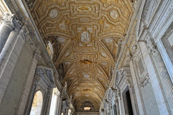 Dak van st. peter's, kerk. Vaticaanse museum. — Stockfoto