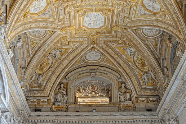 Taket till Peterskyrkan, kyrkan. Vatikanmuseet. — Stockfoto