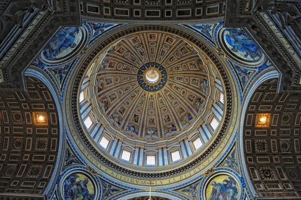 Dachu Bazyliki Świętego Piotra, Kościół. Muzeum Watykańskie. — Zdjęcie stockowe