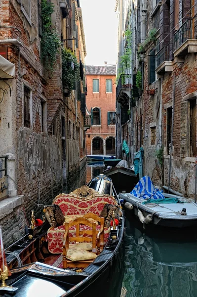 Góndola veneciana alojada en el canal . — Foto de Stock