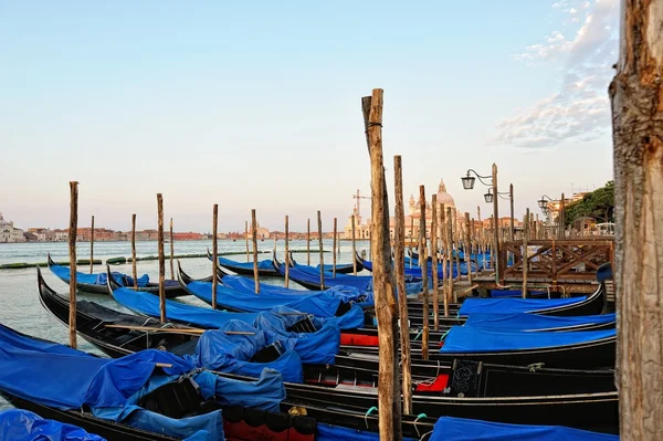 Vue sur les gondoles et l'amarrage des bateaux à Venise . — Photo
