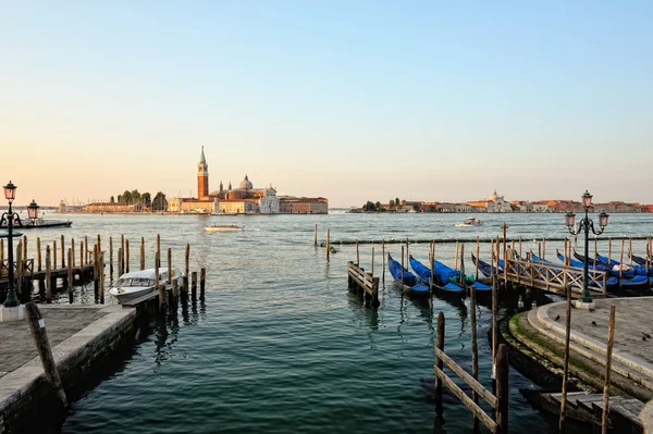 Вид на гондоли, човни причал у Венеції. — стокове фото