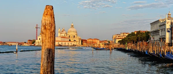 Visa att gondoler och båtar kaj i Venedig. — Stockfoto