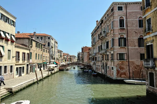 Canal veneciano y casas . — Foto de Stock