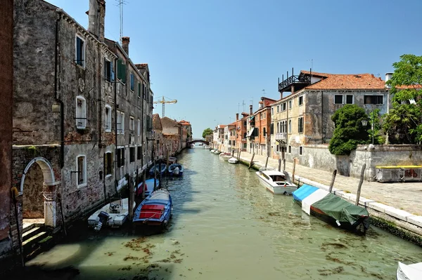 Canal veneciano y casas . —  Fotos de Stock