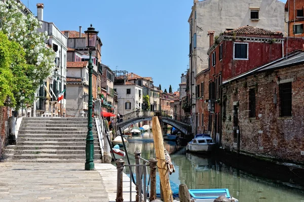 Canal veneciano y casas . —  Fotos de Stock